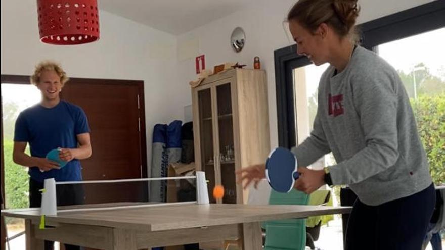 Tara Pacheco juega al tenis de mesa en el comedor de la casa que tiene alquilada en Palma junto al finés Akseli Keskinen.