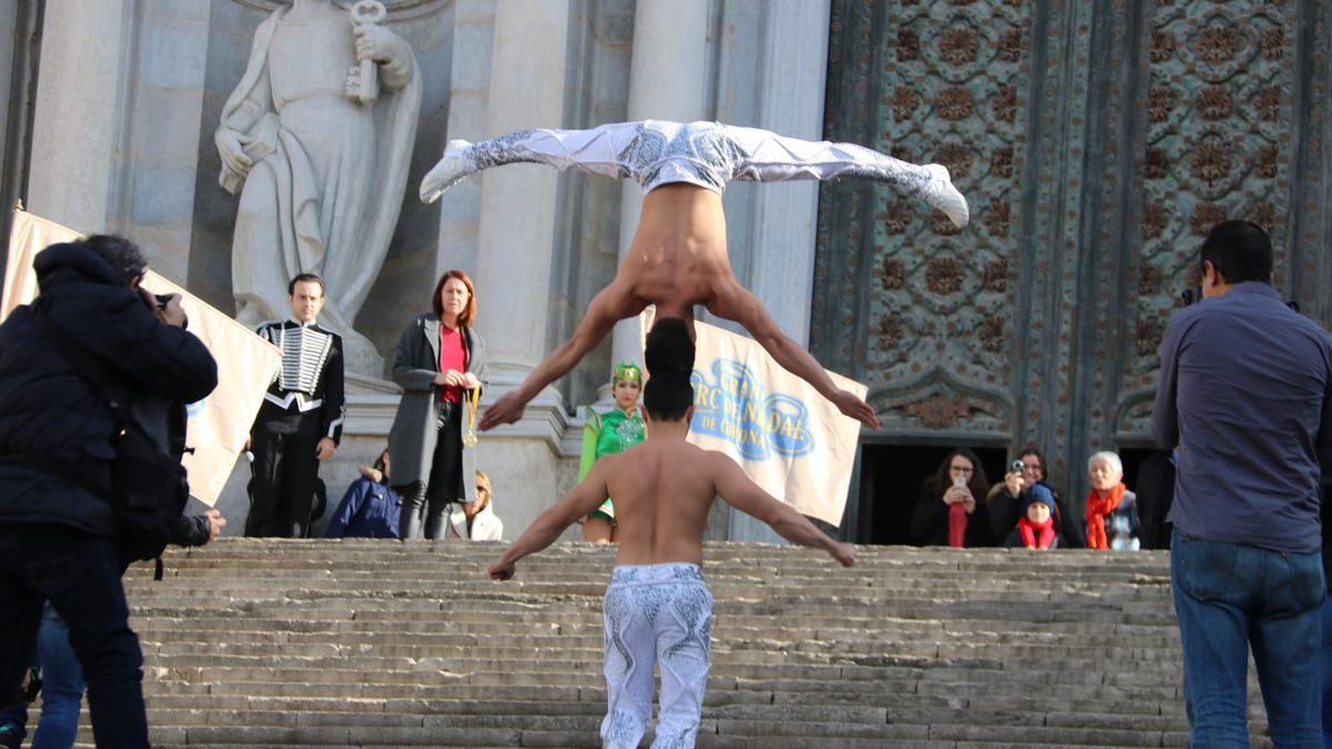 Un instant de l&#039;ascens dels dos germans Giang a la Catedral de Girona en equilibri aquest dijous 22 de desembre de 2016