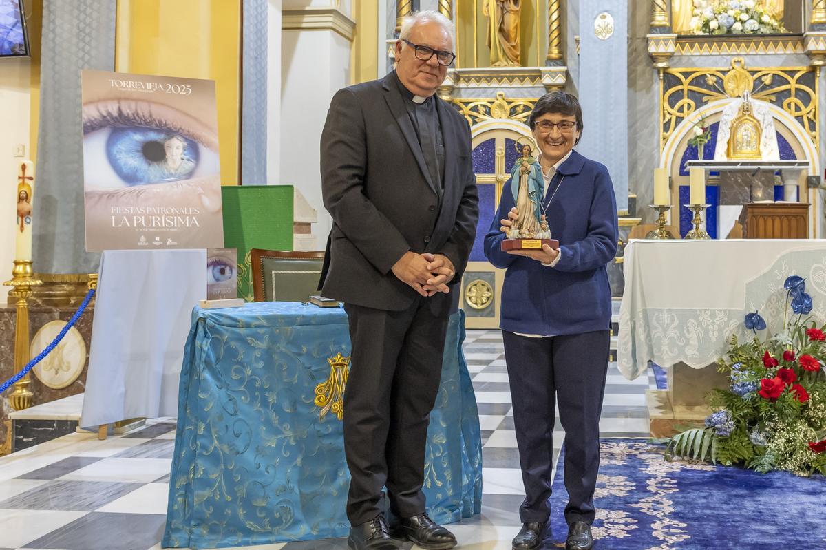 José Antonio Gea, párroco de la iglesia de la Inmaculada, entregó una reproducción de la imagen de la  Purísima a la pregonera María Teresa Rodríguez