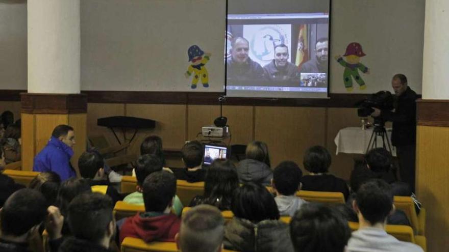 Los alumnos, de espaldas, conversan desde la pantallas con la base de la Antártida. // Jesús Regal