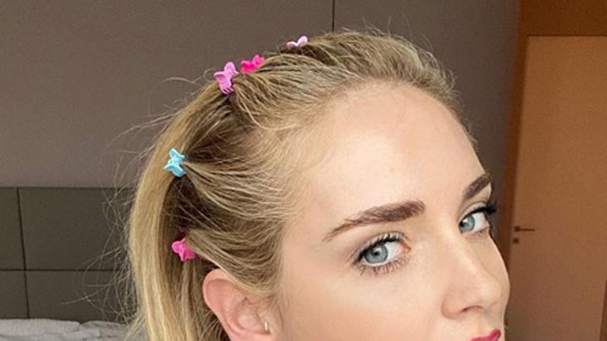 Chiara Ferragni con pinzas de colores en el pelo