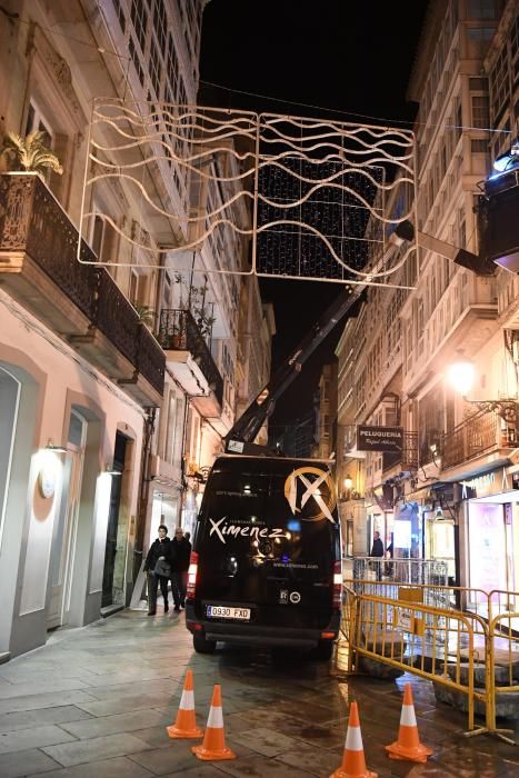 Instalación de iluminación navideña en calle Real