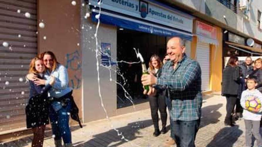 Celebracion en la administración de Benetússer por el reparto del tercer premio.