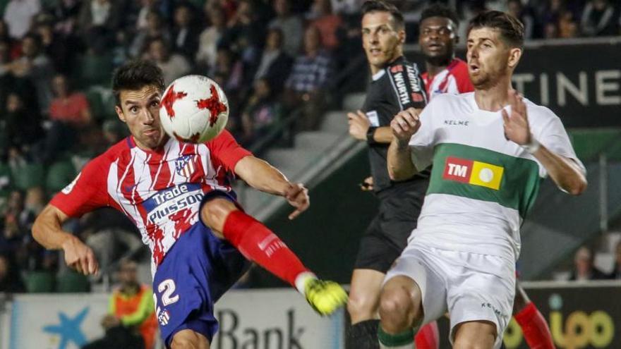 Un momento del partido de la ida jugado entre el Elche y Atlético