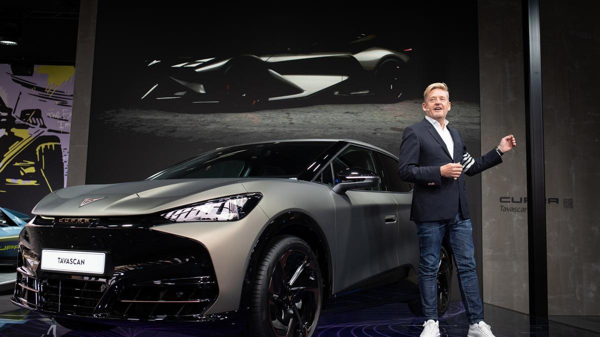 El presidente de Cupra, Wayne Griffiths, presenta el nuevo coche eléctrico 'Cupra Tavascan' en el salón Automobile, a 11 de mayo de 2023, en Barcelona, Cataluña (España).