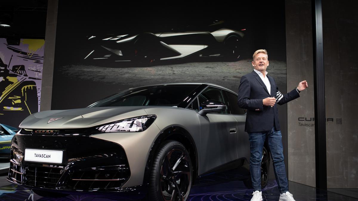 El presidente de Cupra, Wayne Griffiths, presenta el nuevo coche eléctrico &#039;Cupra Tavascan&#039; en el salón Automobile, a 11 de mayo de 2023, en Barcelona, Cataluña (España).