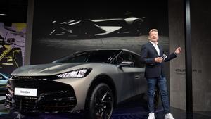 Archivo - El presidente de Cupra, Wayne Griffiths, presenta el nuevo coche eléctrico Cupra Tavascan en el salón Automobile, a 11 de mayo de 2023, en Barcelona, Cataluña (España).