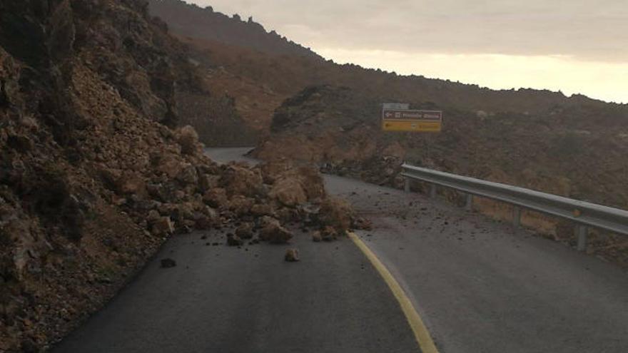 La caída de desprendimientos de piedras y rocas en Las Cañadas, ayer.