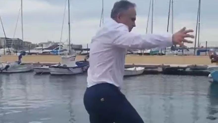 ¡Mójate conmigo!: el vídeo surrealista de un candidato de San Pedro que se lanza al mar con ropa