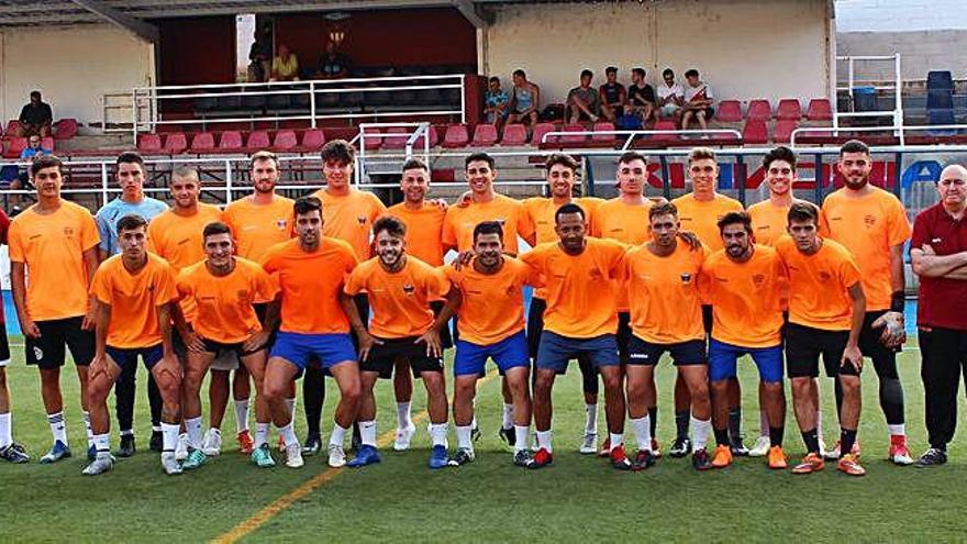 Plantilla del Sallent en el primer entrenament al camp municipal, dilluns