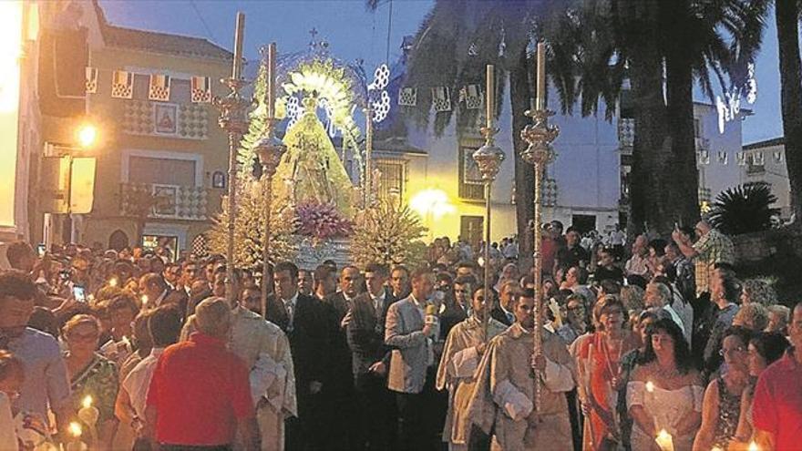 procesión DE la Virgen de la Sierra llena de Devoción y fervor POPULAR