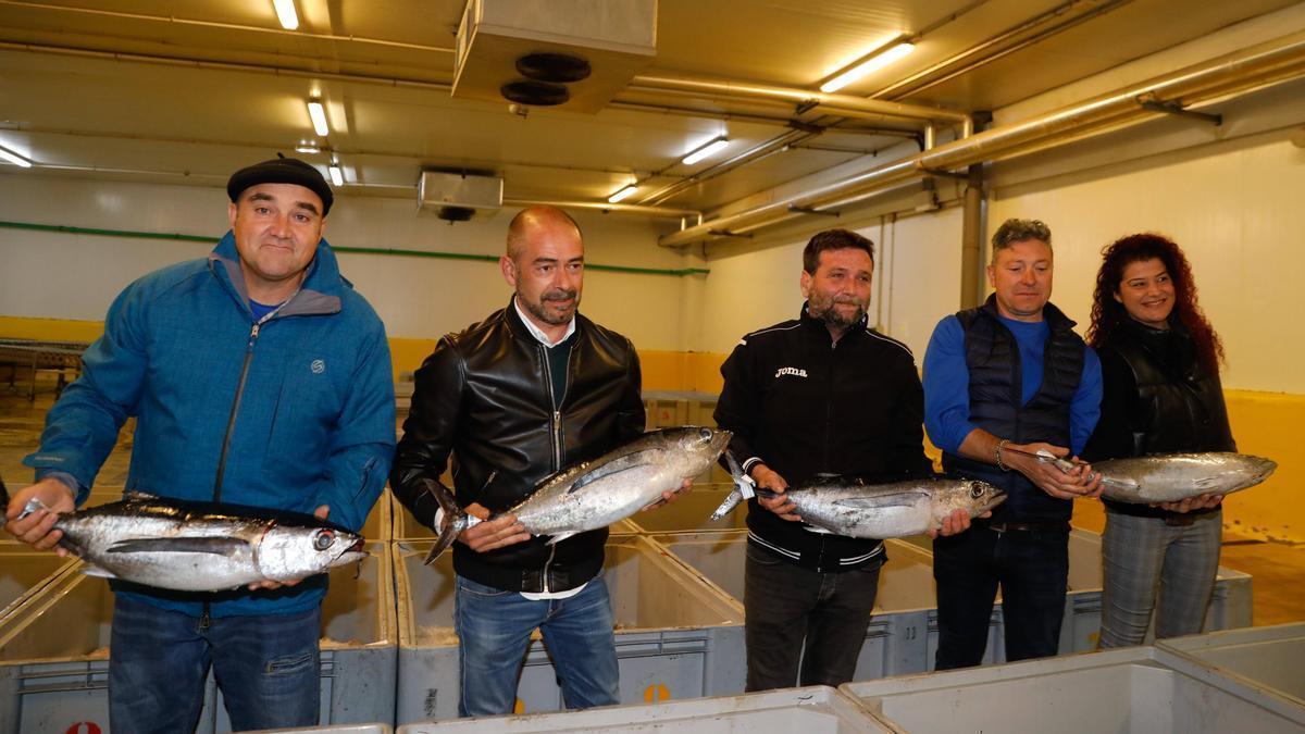 Por la izquierda, Iñigo Oronoz, Armando Prendes, Pablo González, José Manuel Lema y Cristina Luaces, con las primeras capturas tras la subasta.