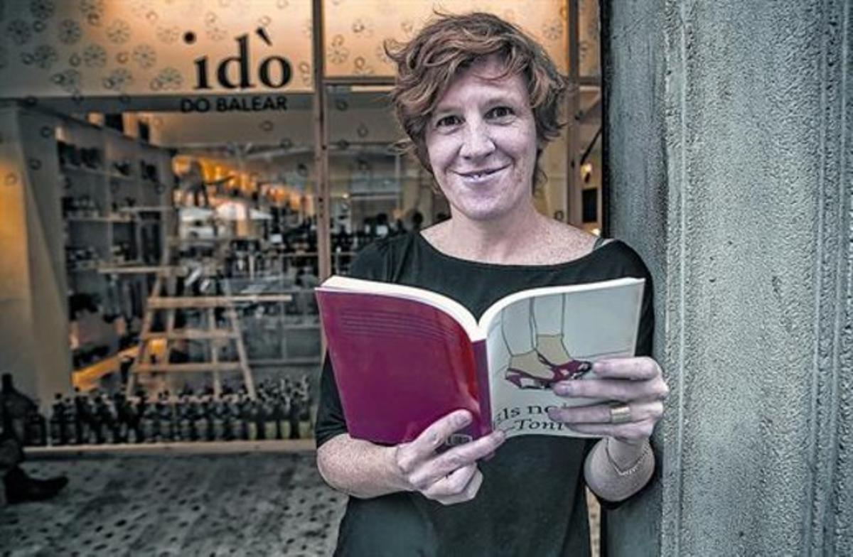 L’editora Eugènia Broggi, amb un dels seus llibres, en la presentació del seu nou segell editorial.