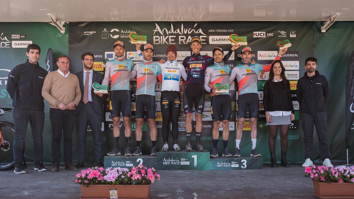 Podio de categoría élite masculino tras la cuarta etapa de la Andalucía Bike Race en Villafranca.
