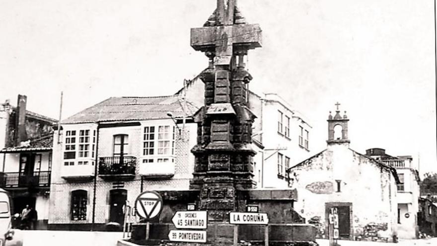 Fotografía de 1967 donde está el Monumento de los Mártires y, detrás, la capilla desaparecida.  |  // L.O.