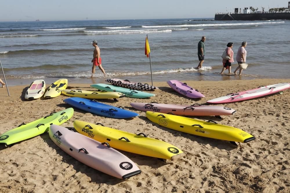 Jóvenes de salvamento en la playa