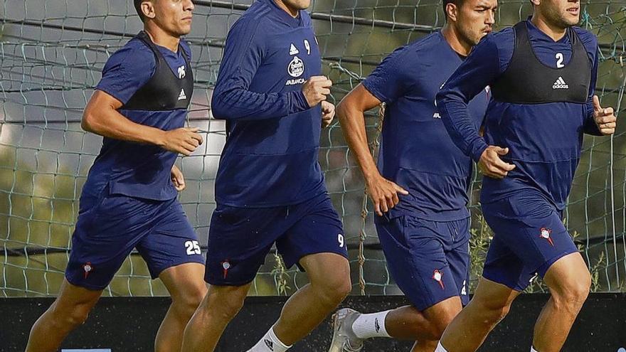 Júnior Alonso, Maxi Gómez, Cabral y Hugo Mallo, ayer. // Ricardo Grobas