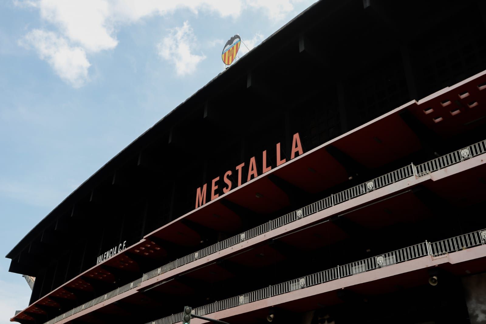 Colocan un escudo provisional del Valencia para el centenario de Mestalla