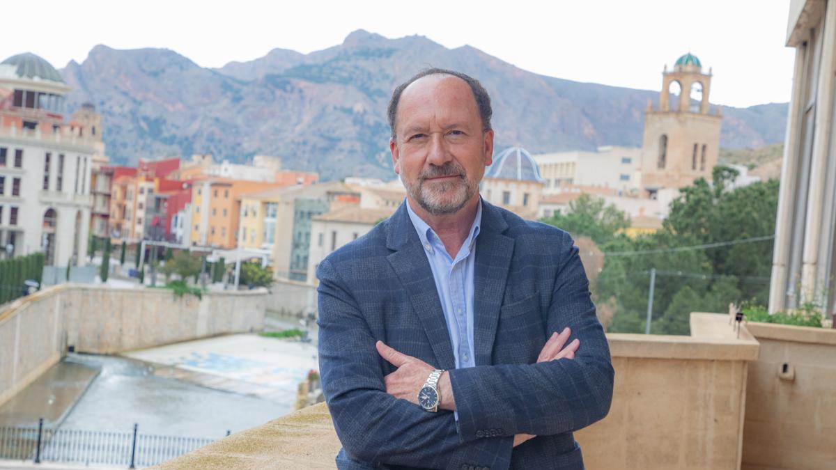 El regidor de Orihuela, Emilio Bascuñana, en uno de los balcones del edificio de la CAM, donde tiene su sede provisional el Ayuntamiento.