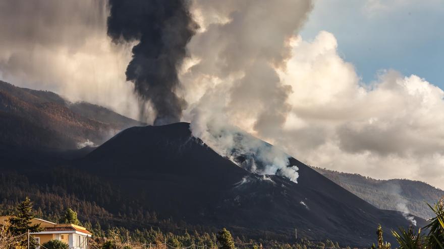 Una nueva colada en el volcán de La Palma avanza hacia el sur