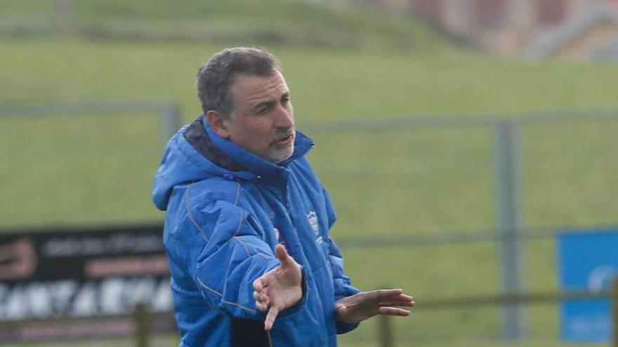 Blas García da instrucciones en un entrenamiento en Balbín.