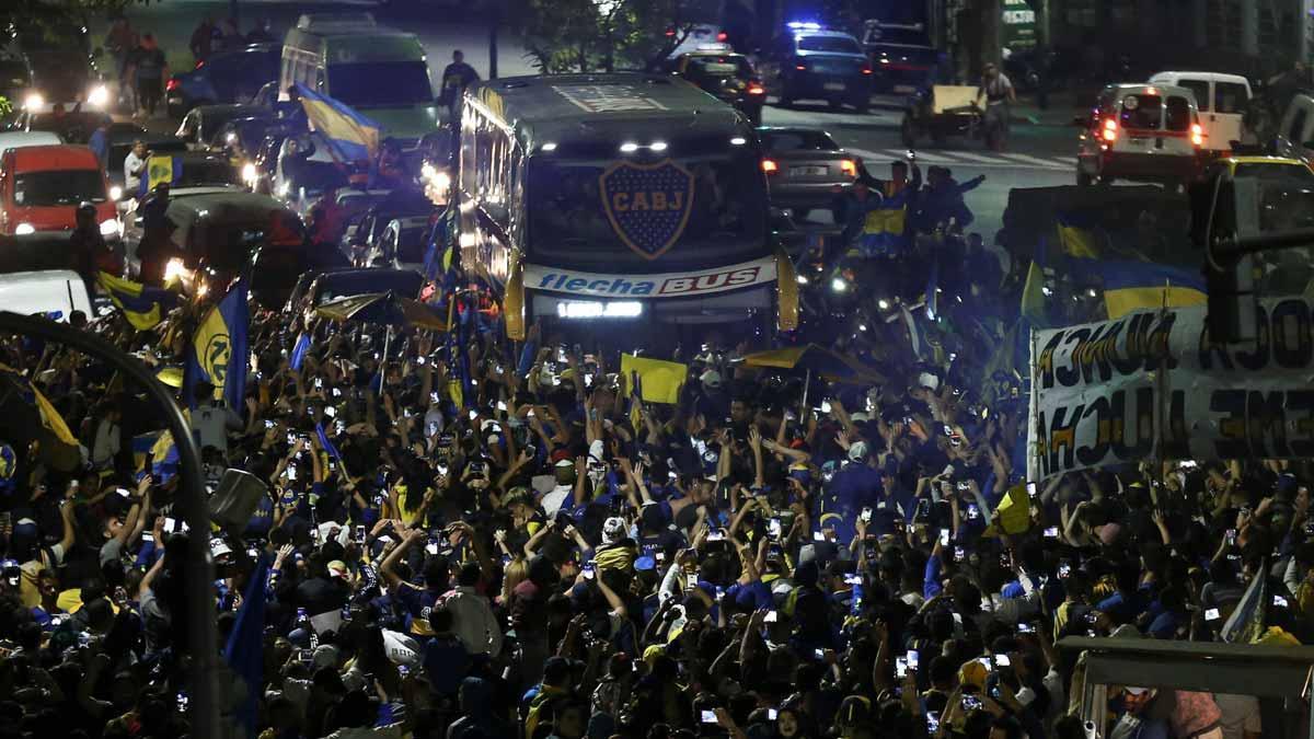 Boca Juniors se despide de los hinchas antes de viajar a Madrid.