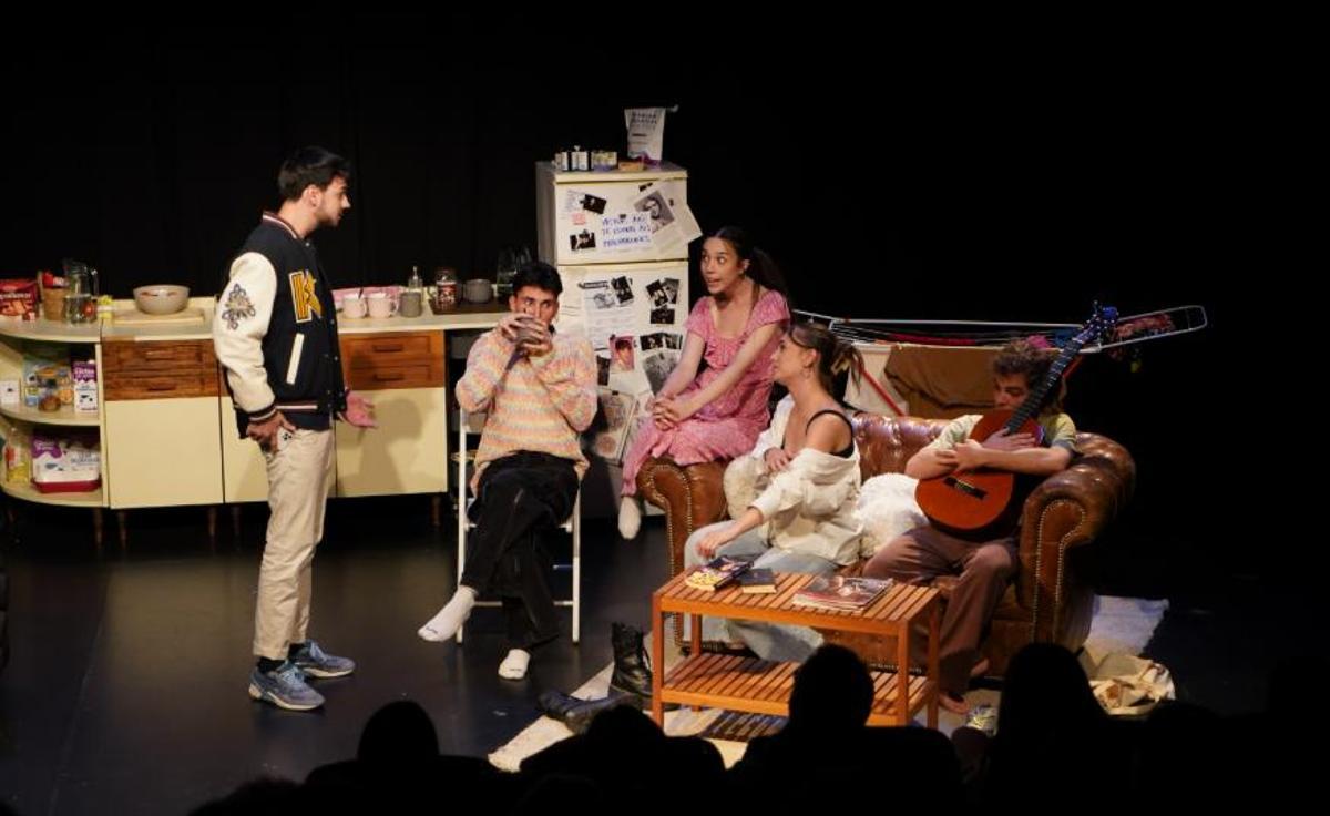 Escena de ‘¿Qué hacemos con Bea?’, en cartel en el Teatro Lara de Madrid hasta el 29 de abril.