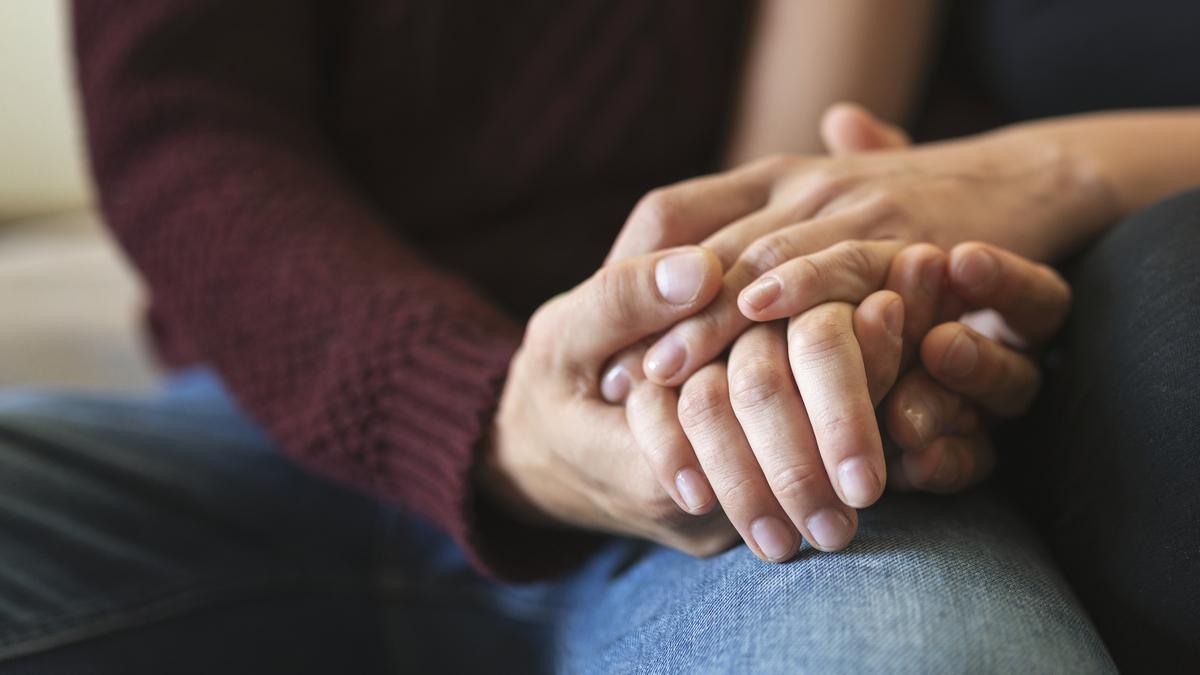 Dos personas se agarran de la mano.