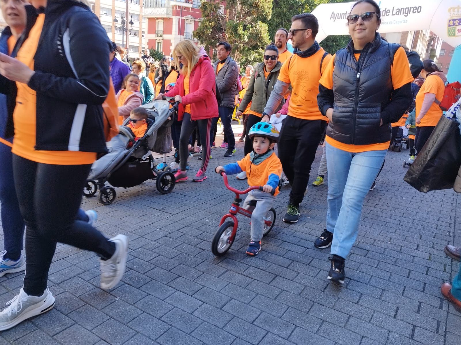 Más de 600 personas corren en Langreo contra el cáncer infantil
