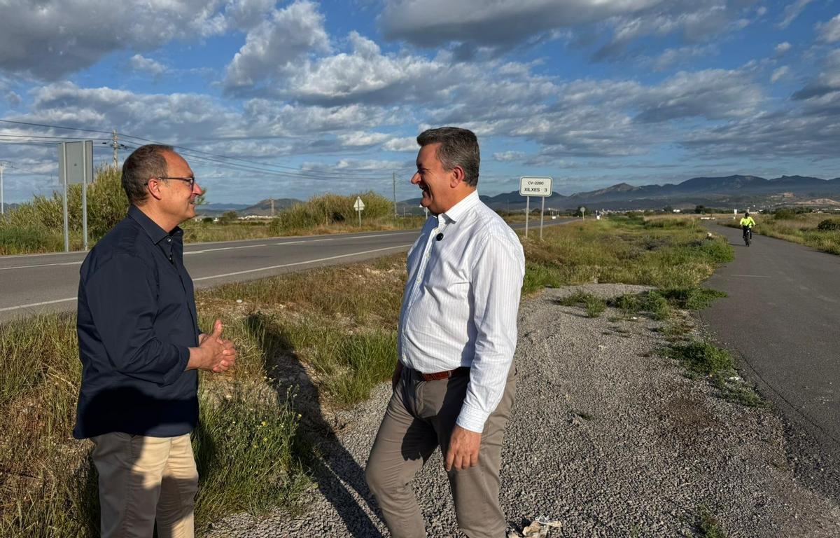 El conseller de Infraestructuras, Vicente Martínez Mus (d), con el alcalde de Xilxes, Isamel Minguet.