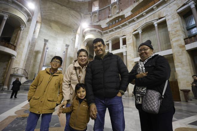 Los primeros visitantes de la iglesia de la Universidad Laboral de Gijón, en imágenes