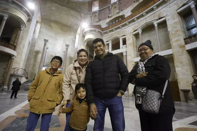 Los primeros visitantes de la iglesia de la Universidad Laboral de Gijón, en imágenes