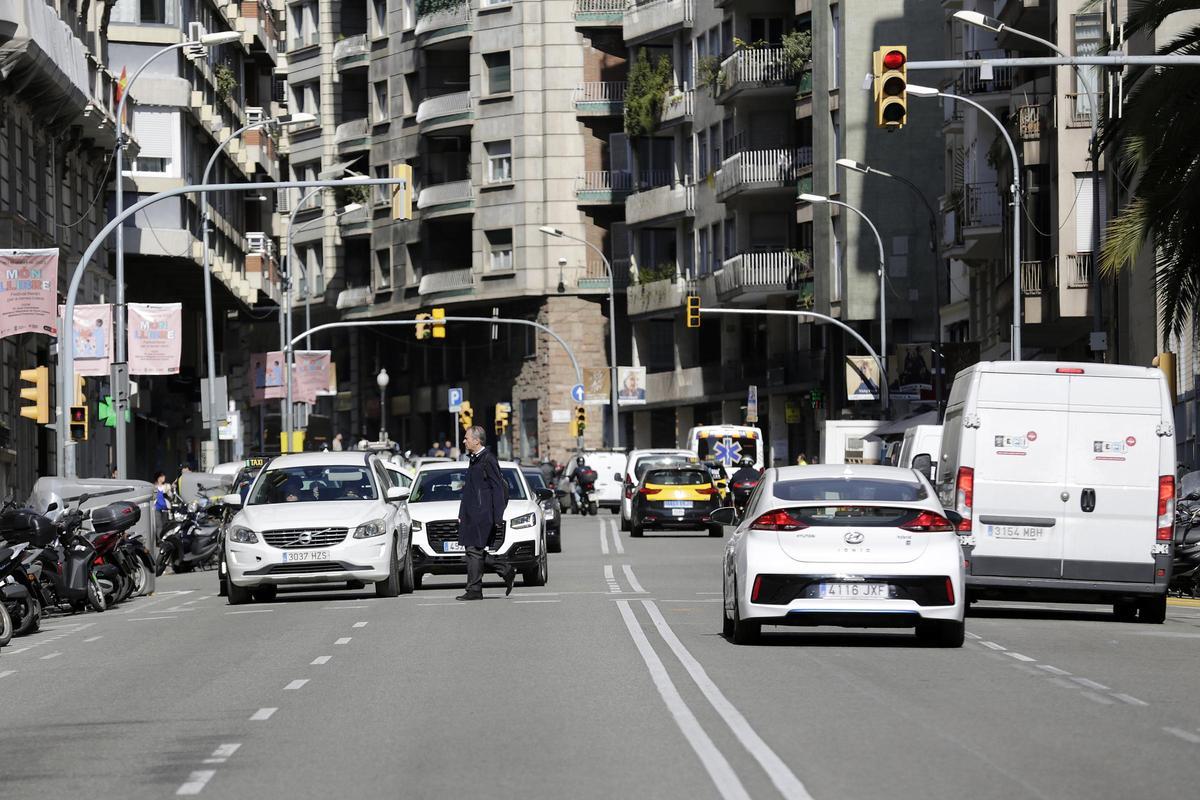 La jungla de asfalto de Balmes, por encima de la plaza de Molina, en una imagen de abril de 2023