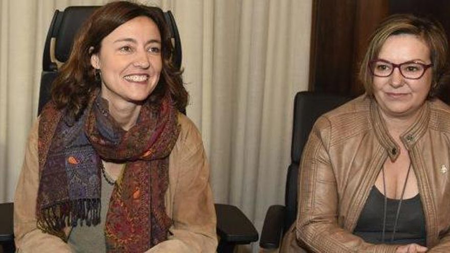 Mercè Conesa i Mireia Estefanell en una visita de la presidenta de la Diputació a l&#039;Ajuntament de Manresa