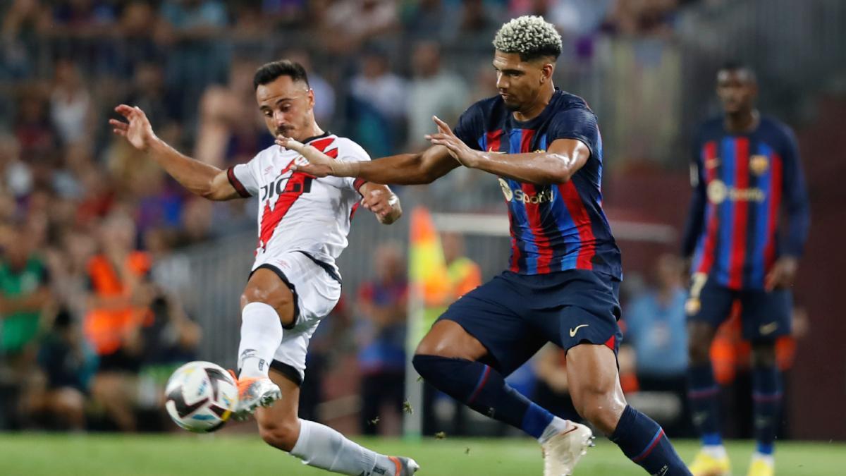 Ronald Araujo empezó la Liga ante el Rayo Vallecano jugando de lateral derecho