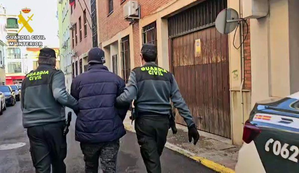 Los agentes de la Guardia Civil detienen al presunto autor del robo con violencia en Puebla de Alcollarín.