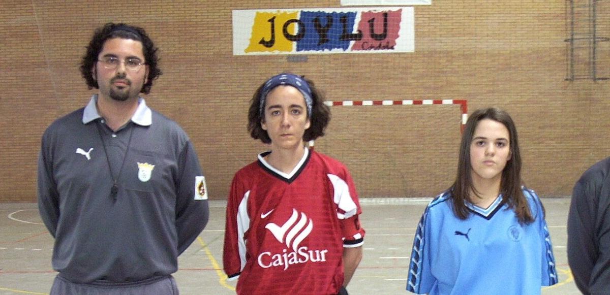 Inma Baena, en el centro, en un derbi contra el Adeval.