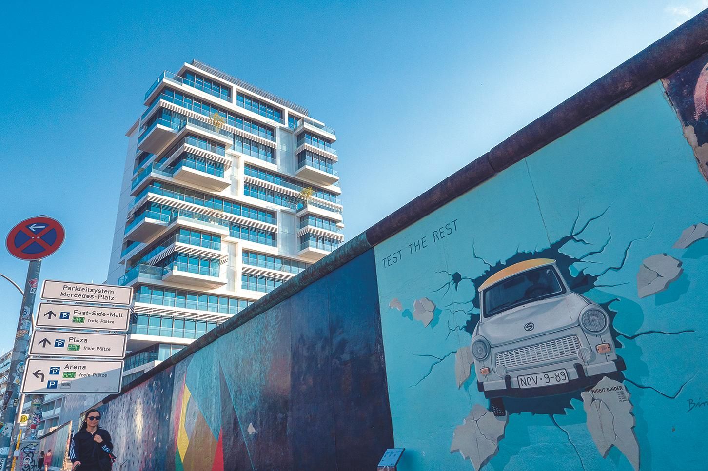 Tramo de la East Side Gallery con el mural Test the Best de Birgit Kinder.