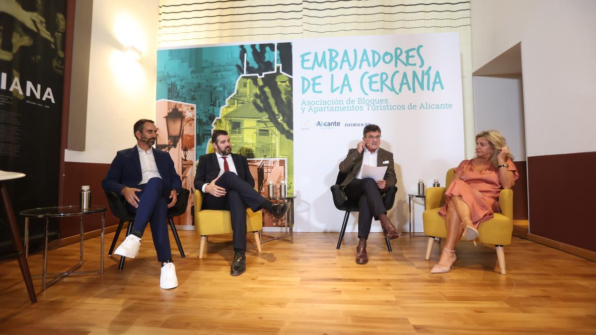 Segunda mesa redonda. El evento &quot;Embajadores de la Cercanía&quot; sobre apartamentos turísticos tuvo lugar en el Palacio del Portalet.