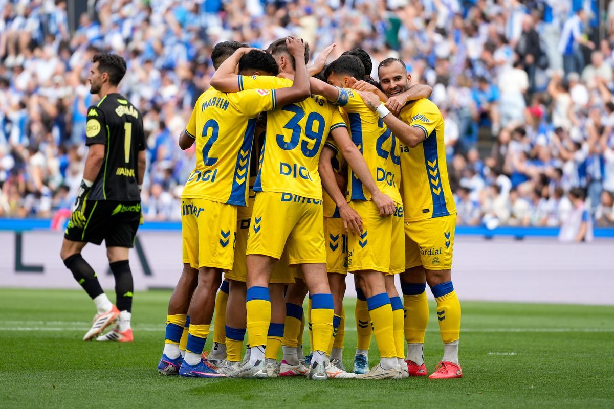 Los jugadores de la UD Las Palmas festejan el gol de Kirian