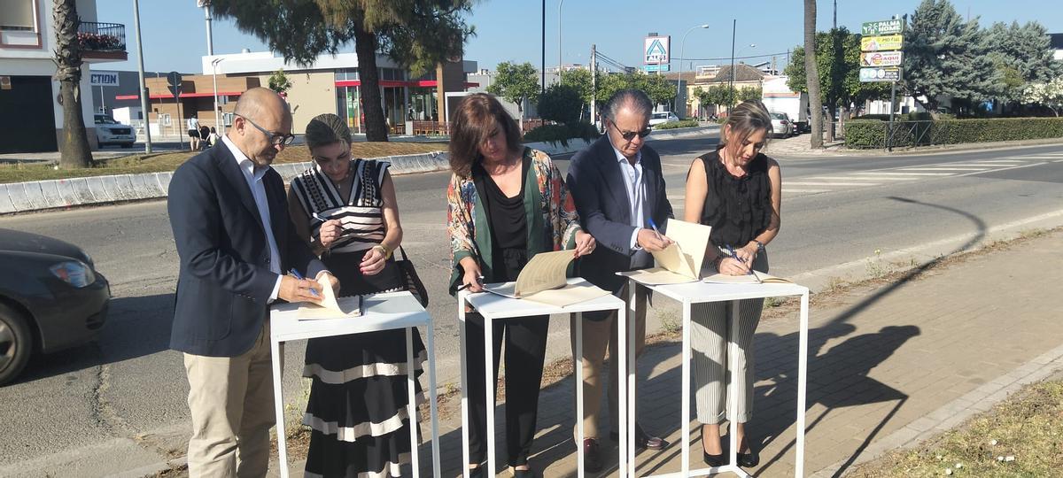 Firma del convenio para la construcción de la nueva rotonda en Palma del Río.