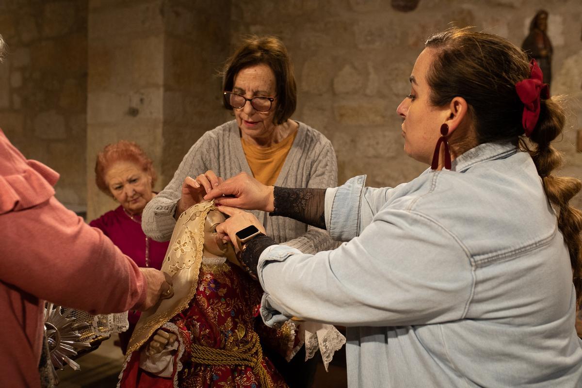 Las águedas de San Frontis visten a la santa Las águedas de San Frontis visten a la santa
