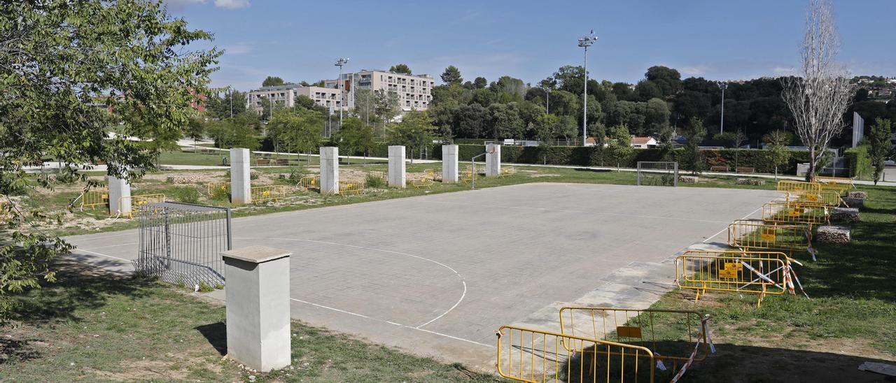 L&#039;estat actual de la pista poliestportiva de Fontajau, a la qual no s&#039;hi pot accedir per ser zona d&#039;obres