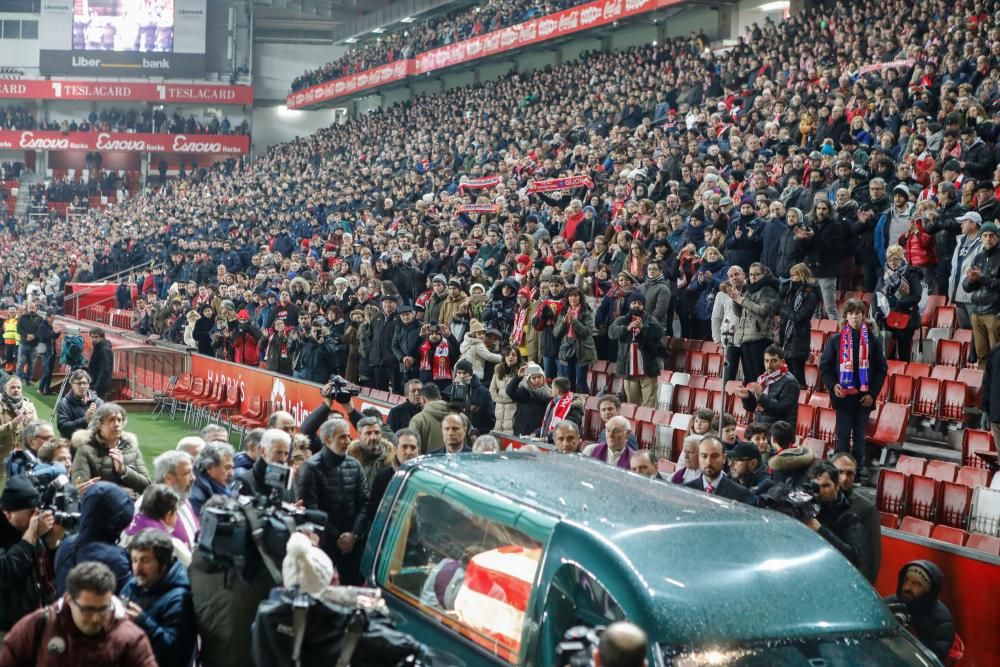 Miles de personas despiden a Quini en un abarrotado estadio de El Molinón