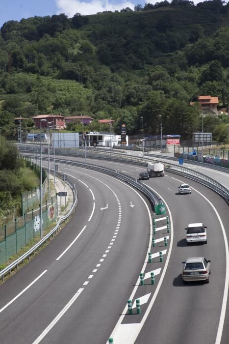 Tráfico por la autovía de los túneles de Riaño en la AS-17