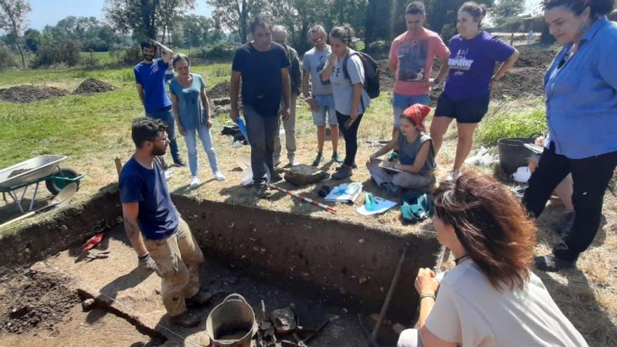 Esperanza Martín (primera por la derecha), observa junto a su equipo algunos de los hallazgos de ayer en Lucus Asturum. |