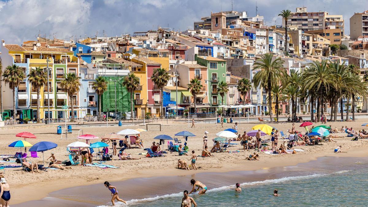La playa con el casco antiguo de La Vila de fondo.