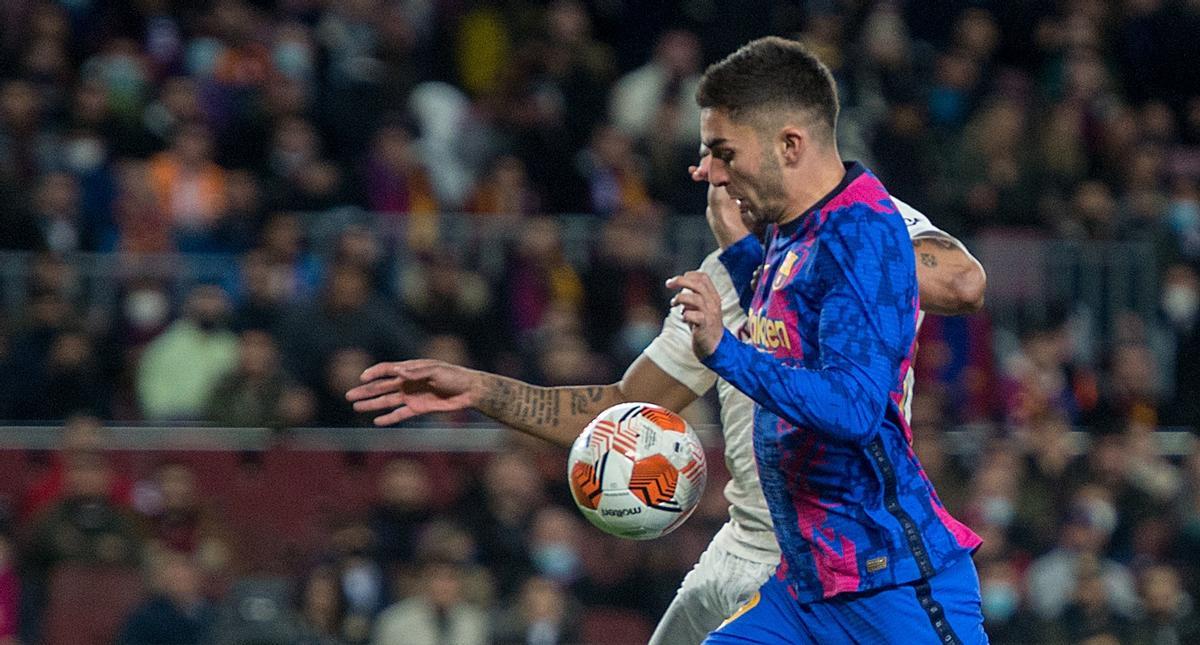 Ferran controla el balón en el Barça-Galatasaray en el Camp Nou de la Europa League.