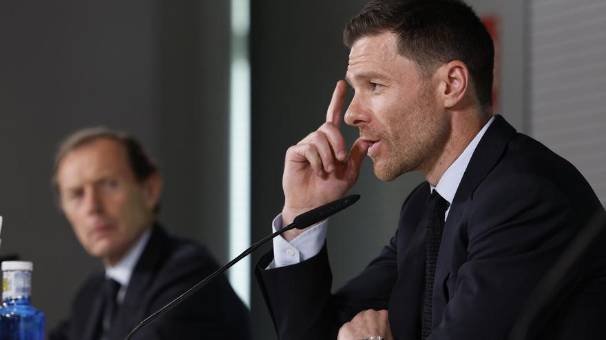 Florentino aprieta el puño con Xabi, &quot;el espartano de Mourinho&quot; embutido en un traje de Emidio Tucci