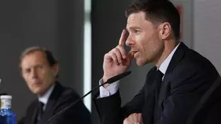 Florentino aprieta el puño con Xabi, "el espartano de Mourinho" embutido en un traje de Emidio Tucci